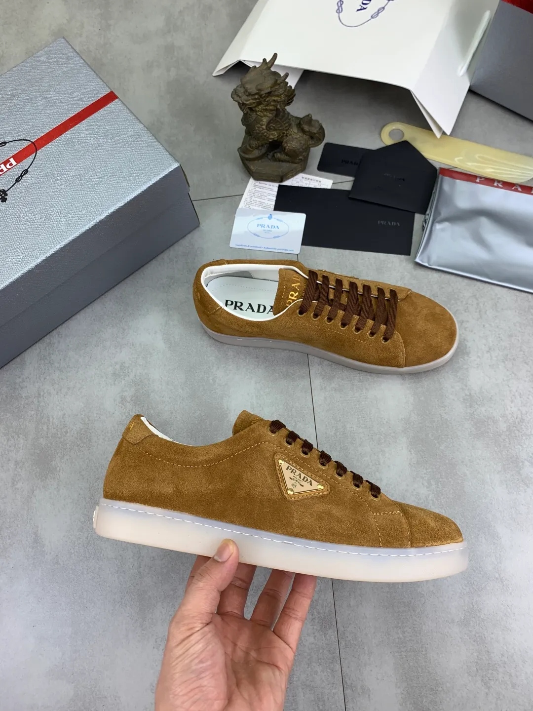 Men's shoes 💰P540💰【New model】The hot model is on the official website, 🆘 The trendy brand (Prada) mainly promotes the hot model, the avant-garde and versatile fashion men's shoes are privately modeled, the cowhide surface is spliced 1:1.. The fashion is simple, the original imported cowhide lining and the cowhide feet; the atmosphere and personality are more fashionable, eye-catching and pursuing class. It will subvert the old idea and be a must-have for fashion trendsetters with you! Must keep it for yourself! Tall and comfortable, large and low, high-end quality workmanship. Size: 38-45; 3️⃣colors available.